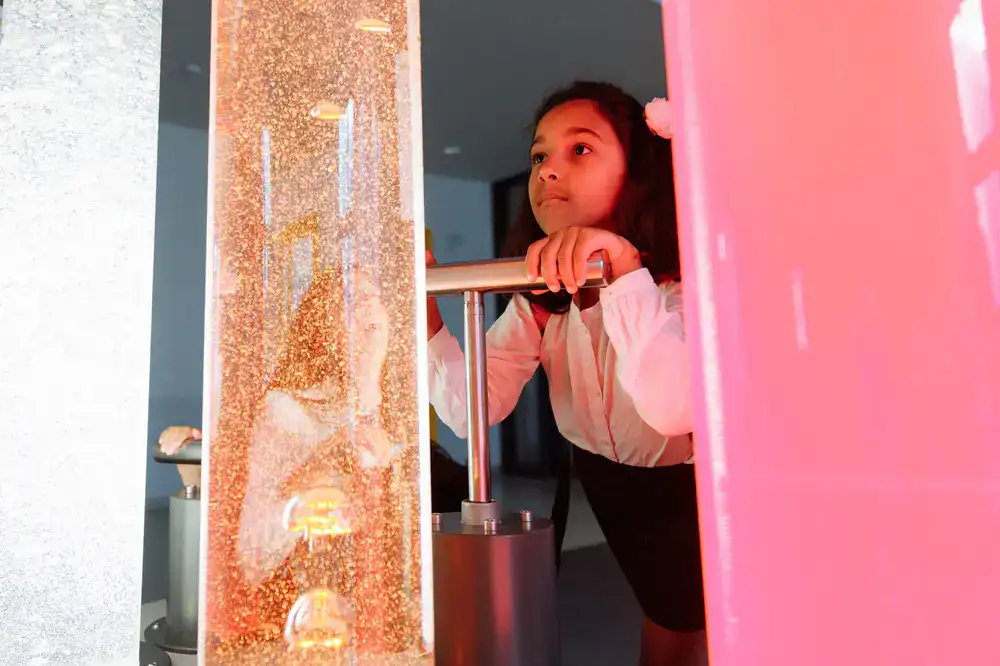 A guide showing children a bubbling science experiment